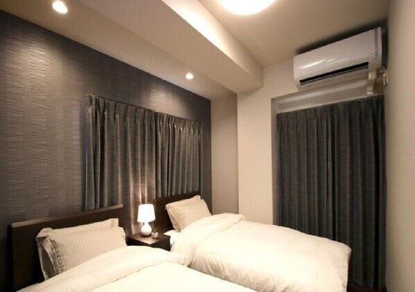 1 室のベッドルーム、デスク、WiFi (無料)、ベッドシーツ