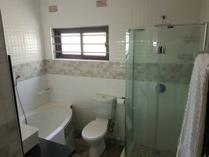 Towels, toilet paper - Ticheze Lodge And Car Hire (Lusaka)