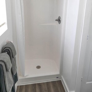 Sèche-cheveux, serviettes fournies, savon, shampoing