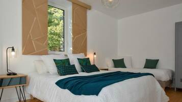 Triple Room (Green) | Individually decorated, individually furnished, desk