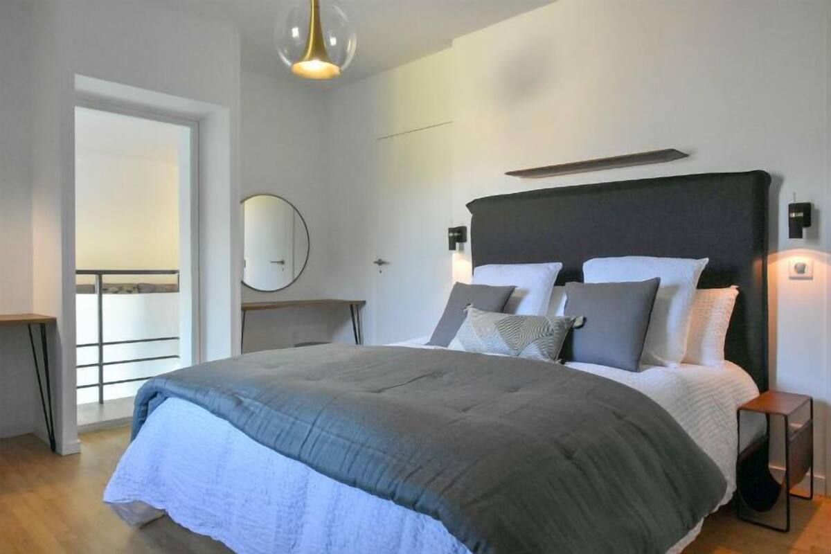 Quarto casal, banheira de imersão (Grey) | Escrivaninha, berços grátis, Wi-Fi de cortesia