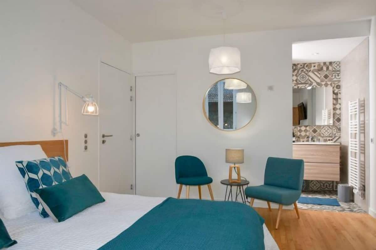 Dobbeltværelse med dobbeltseng eller 2 enkeltsenge (Blue) | Individuelt design, individuel indretning, skrivebord
