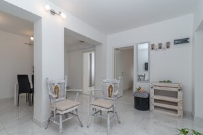 Appartement, 2 chambres, piscine privée | Aire de séjour | Téléviseur à écran plat