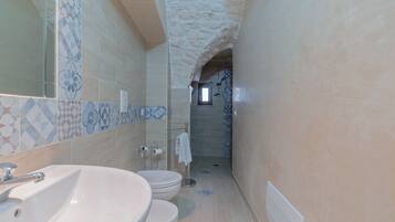 Departamento, 1 habitación | Baño | Regadera, regadera tipo lluvia, secadora de cabello, bidet