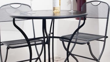Apartment, 1 Schlafzimmer | Essbereich im Zimmer