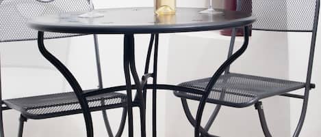 Apartment, 1 Schlafzimmer | Essbereich im Zimmer