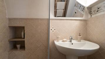 Apartamento, 2 habitaciones | Baño | Ducha, cabezal de ducha tipo lluvia, secador de pelo y bidé