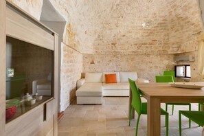 Appartamento, 1 camera da letto (Suite Pietra) | Area soggiorno | TV a schermo piatto