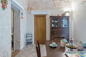 Apartamento, 1 habitación | Servicio de comidas en la habitación