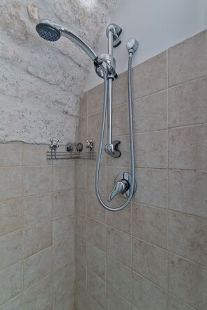 Apartment, 1 Bedroom | Pancuran Bilik Mandi