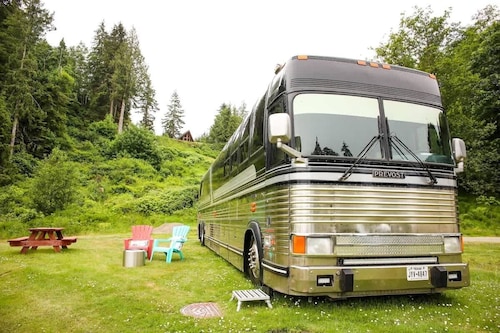Prevost Tour Bus at Whiskey Creek Beach NW