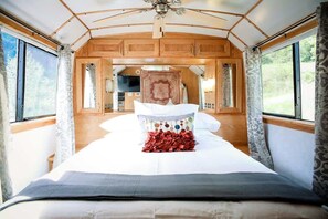 1 bedroom, WiFi, bed sheets - Prevost Tour Bus at Whiskey Creek Beach NW (Port Angeles)