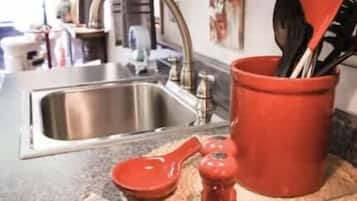 Coffee/tea maker, fridge, microwave, stovetop
