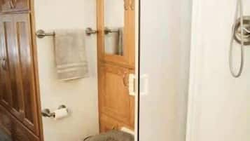 Shower, shampoo