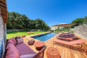 Una piscina al aire libre, una piscina climatizada