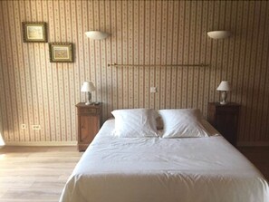 Room - Le Cheval Blanc (La Bastide-des-Jourdans)