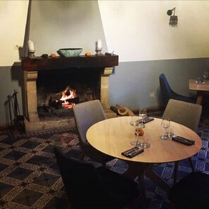 Fireplace - Le Cheval Blanc (La Bastide-des-Jourdans)