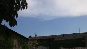 A swimming pool with a tiled deck, a covered seating area, and a building with a tiled roof and ivy-covered walls. - Le Cheval Blanc (La Bastide-des-Jourdans)