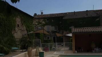 Hồ bơi ngoài trời phục vụ theo mùa, ghế dài tắm nắng