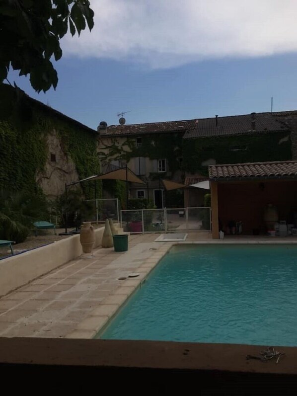 Seasonal outdoor pool, open 2:30 PM to 7:00 PM, pool loungers - Le Cheval Blanc (La Bastide-des-Jourdans)