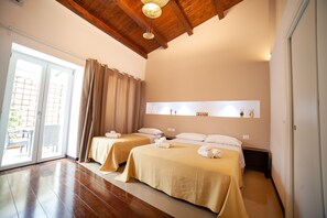 Triple Room, Patio | Down comforters, minibar, in-room safe, individually decorated - B&B Ninfeo Siracusa - Rooms & Breakfast (Syracuse)