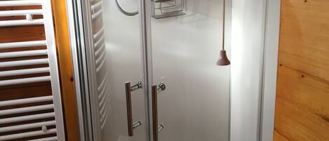 Chuveiro, secador de cabelo, toalhas de banho, sabonete