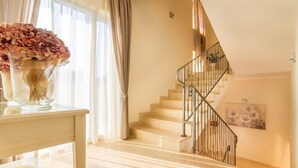 Eine Treppe mit Metallgeländer, die zu einer oberen Etage führt.