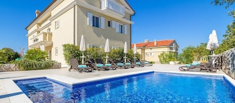 Elegant apartment Mande 1 with a terrace in villa on Krk