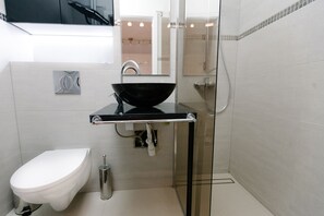 Apartment, 2 Bedrooms | Bathroom | Shower, hair dryer, towels, soap - Warsaw Concierge Square Grzybowski (Warsaw)