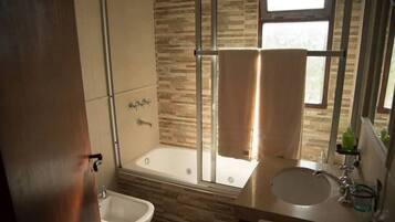 Dusche, kostenlose Toilettenartikel, Haartrockner, Handtücher