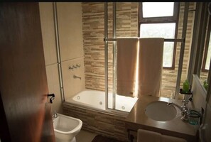 Shower, free toiletries, hair dryer, towels - Las Lomitas - Casa de Campo (Campo Quijano)
