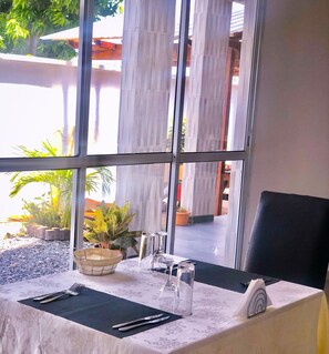 Spécialités Cuisine locale et internationale