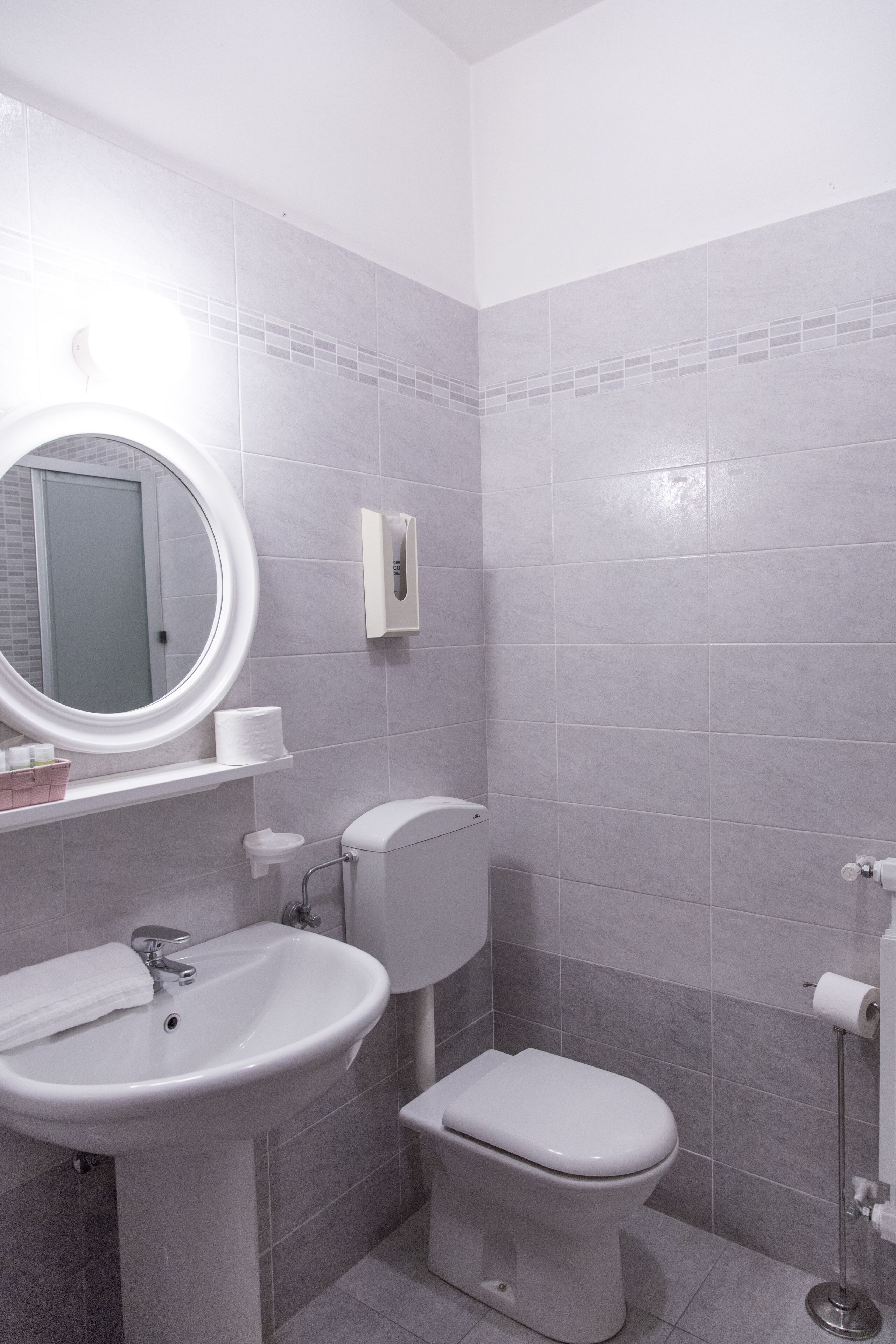 standard double or twin room, lake view | bathroom | shower, hair dryer, bidet, towels