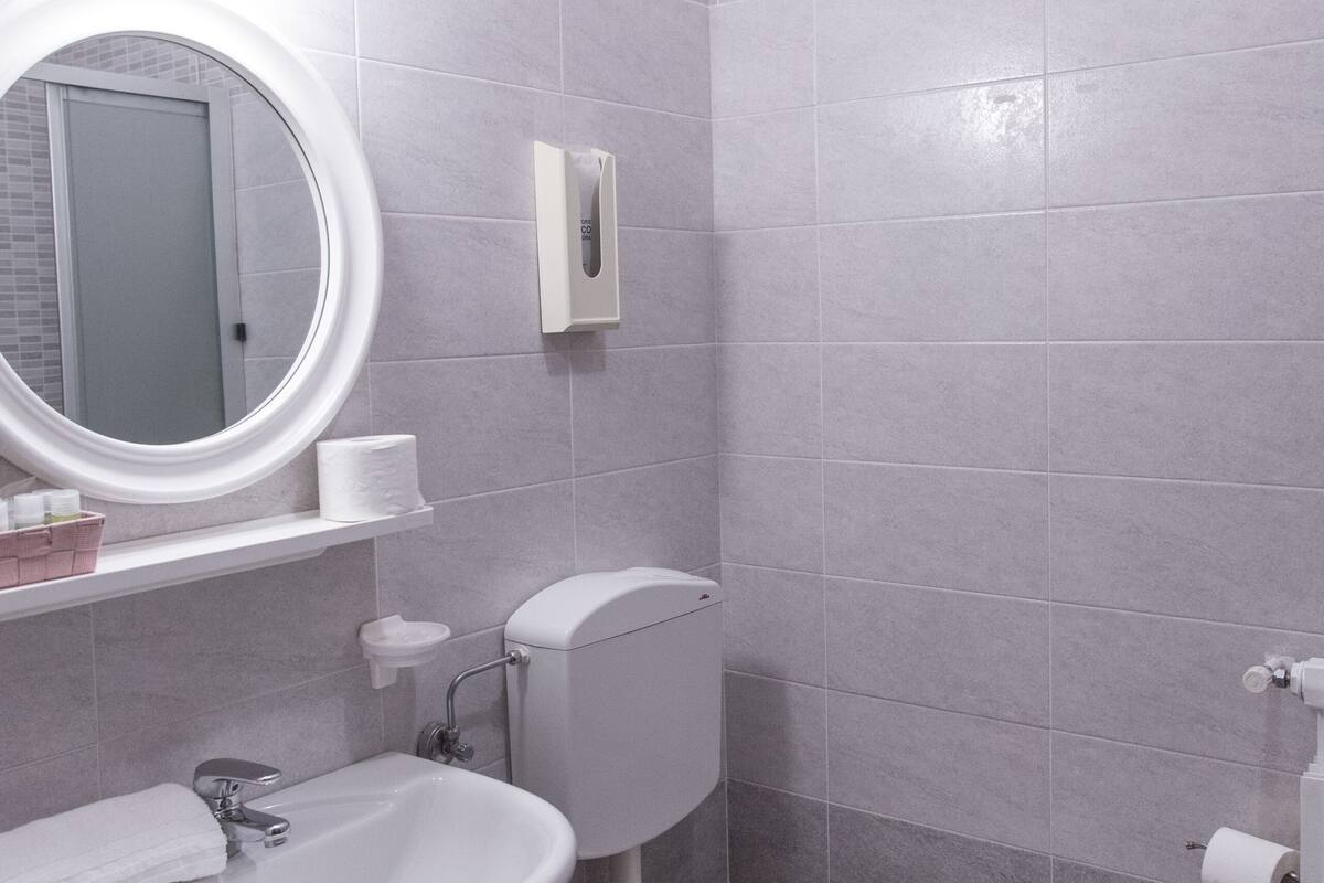 standard double or twin room, lake view | bathroom | shower, hair dryer, bidet, towels