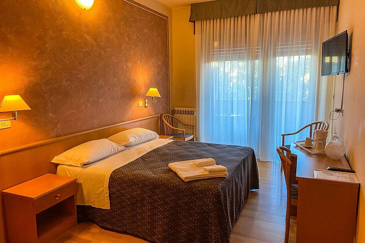 economy room | desk, free wifi, bed sheets