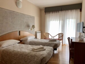 Desk, free WiFi, bed sheets - Hotel Chalet del Lago (Avigliana)