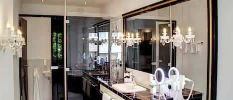Habitación doble Elite | Baño | Amenidades de baño gratuitas, secadora de cabello, toallas