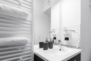 Shower, hair dryer, towels
