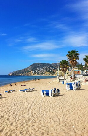 A beach with sand, palm trees, and a mountain in the background. - Luxury penthouse with incredible sea views, Altea Ref 1134 Elena Hills (Altea)