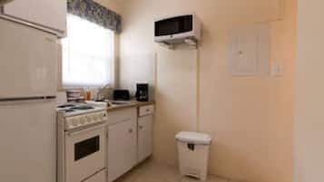 Jääkaappi, uuni, liesi