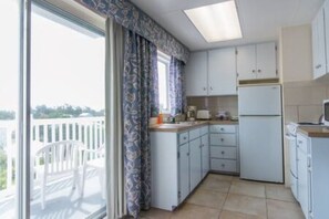 Kjøleskap, mikrobølgeovn, kokeplater og kaffetrakter/tekoker