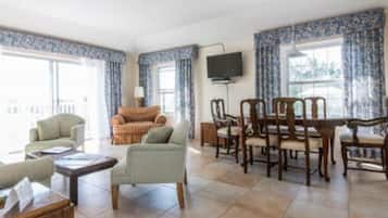 Televisión, reproductor de DVD, libros y videoteca