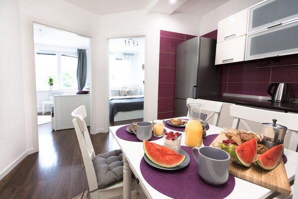 Căn hộ, 2 phòng ngủ | Khu vực ăn uống tại phòng
