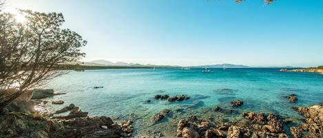 Una spiaggia nelle vicinanze