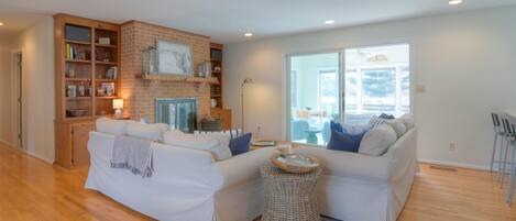 Televisie, een open haard en boeken