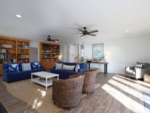 Télévision, cheminée, livres