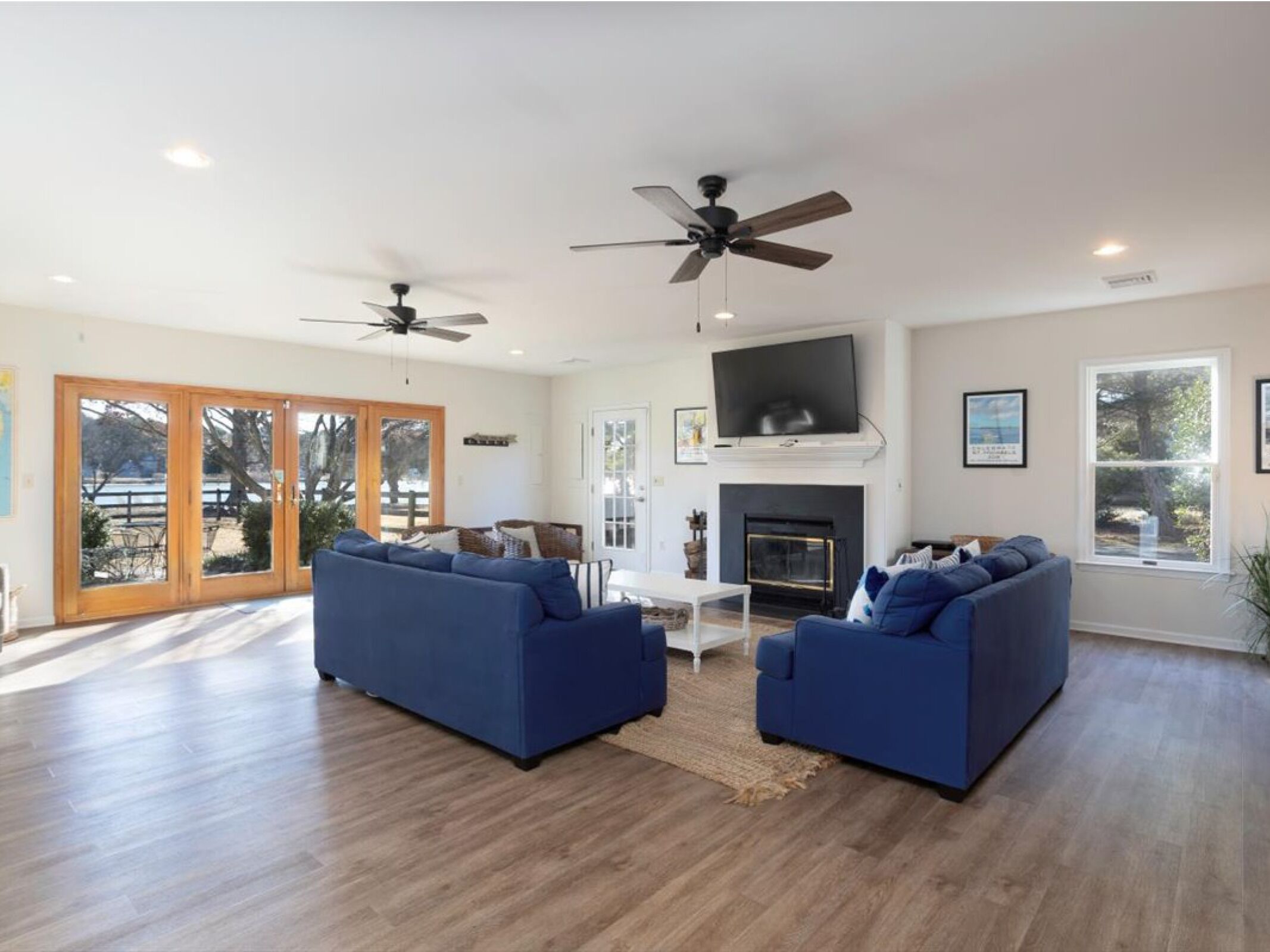 Fernseher, Kamin, Bücher