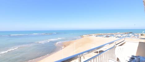 Appartement, 2 slaapkamers | Uitzicht op strand/zee