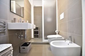 Apartment, 2 Bedrooms | Bathroom | Shower, rainfall showerhead, free toiletries, hair dryer