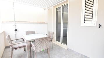Apartemen, 2 kamar tidur (Golden Jubilee) | Teras/patio
